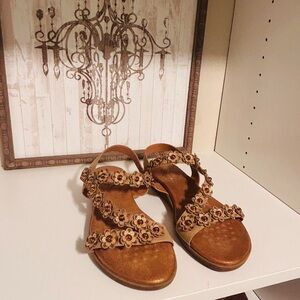 Elegant Floral Tan Sandals